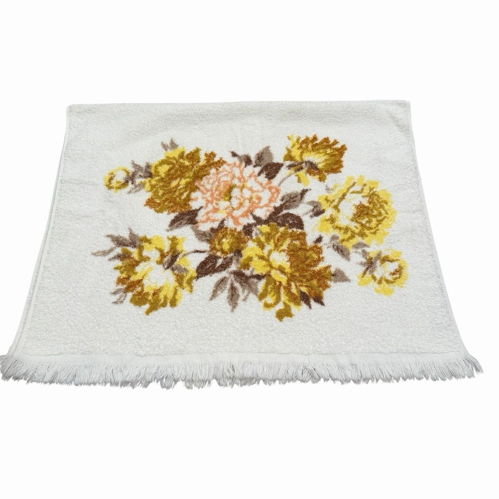 VTG Treasure Chest Towel Yellow Gold Floral Fringe 60s 70's 24x37 Flowers MCM - Picture 2 of 6